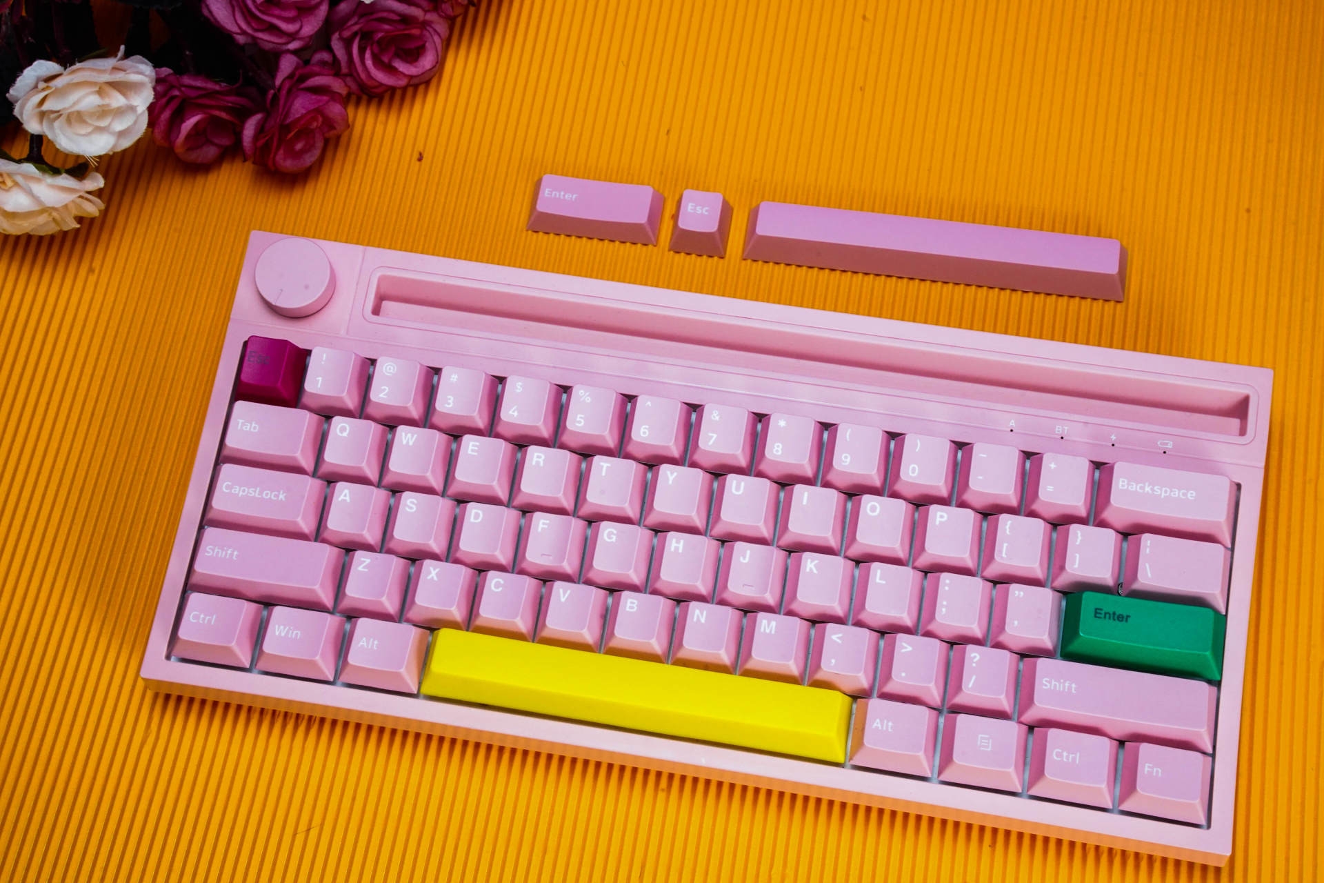每个女生都有公主梦，送老婆个粉色黑爵K620T双模机械键盘做礼物
